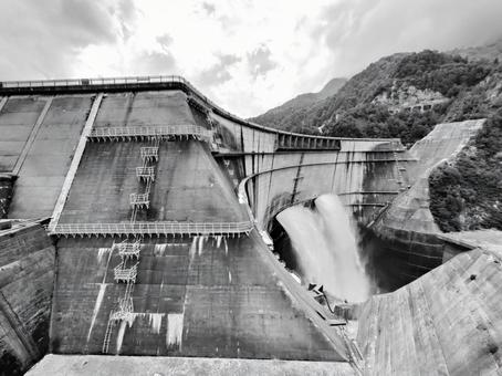 巨大な黒部ダムとダイナミックな放水 巨大な黒部ダムとダイナミックな放水 水しぶき,建築物,観光地の写真素材