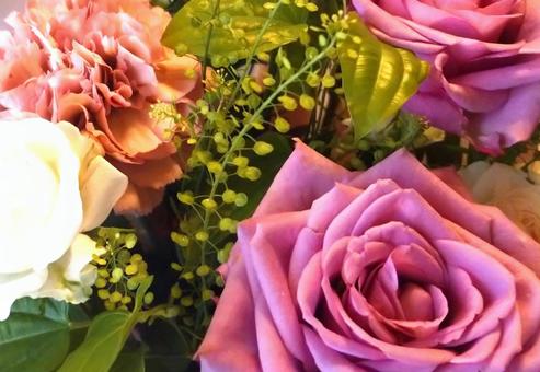 電球の下の暖かさと花束 電球,花束,暖かの写真素材