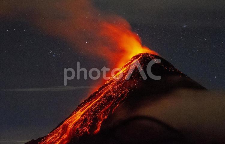 溶岩が流れ落ちる夜のフエゴ山 火山,噴火,溶岩の写真素材