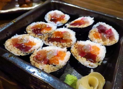 豪華な海鮮巻き寿司 豪華な海鮮巻き寿司 海鮮巻き,巻き寿司,豪華の写真素材