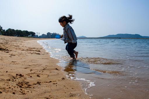 波打ち際で遊ぶ子供 波打ち際で遊ぶ子供 子供,少女,女の子の写真素材