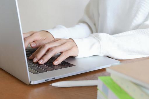 パソコンを使う手元　ビジネス素材 パソコン,仕事,ビジネスの写真素材