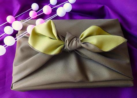 紫背景　風呂敷包み 風呂敷,背景,和の写真素材