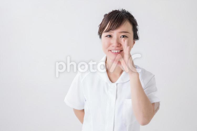 なにかを伝える白衣の女性 看護師,ナース,伝えるの写真素材