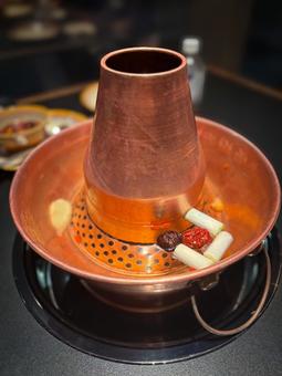 銅製火鍋に薬膳食材を入れた本格中華料理 銅製火鍋に薬膳食材を入れた本格中華料理 火鍋,銅鍋,中華料理の写真素材