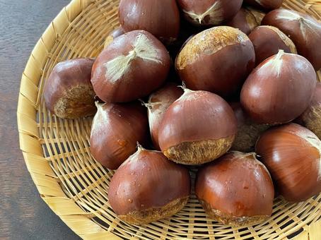 秋の味覚たっぷりざる盛りの栗 栗,クリ,くりの写真素材