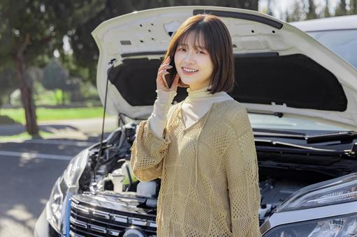 自動車　故障　保険会社　電話　連絡　解決 女性,自動車,車の写真素材