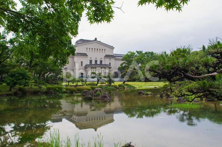 慶沢園と大阪市立美術館 日本庭園,慶沢園,天王寺公園の写真素材