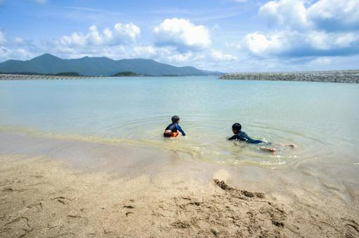 <素材>夏の海へ泳ぎにきて元気に遊ぶ兄弟 <素材>夏の海へ泳ぎにきて元気に遊ぶ兄弟 子供,男性,人物の写真素材
