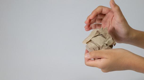 両手で持つくしゃくしゃのクラフト紙の塊 くしゃくしゃ,クラフト紙,手の写真素材