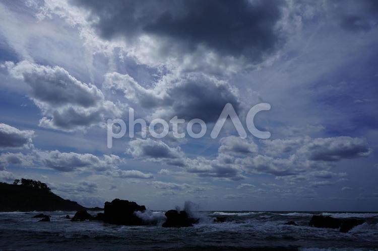 秋の海と雲８ 雲,磯,海の写真素材