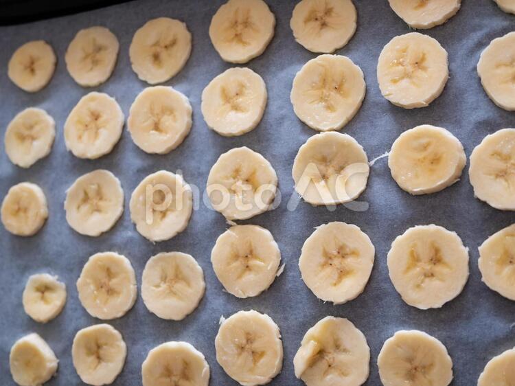 クッキングシートに並べられたスライスしたバナナ バナナ,スライス,バナナチップスの写真素材