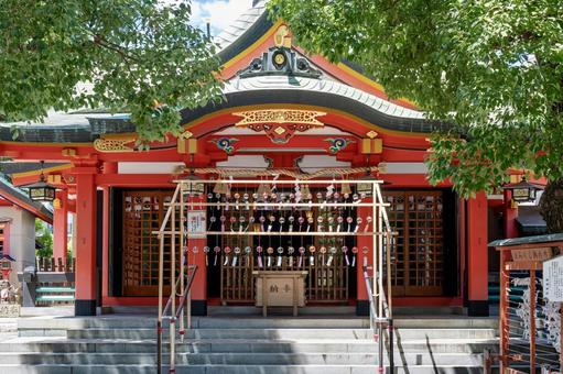風鈴が並ぶ神社の参拝風景 風鈴が並ぶ神社の参拝風景 風鈴,神社,夏の写真素材