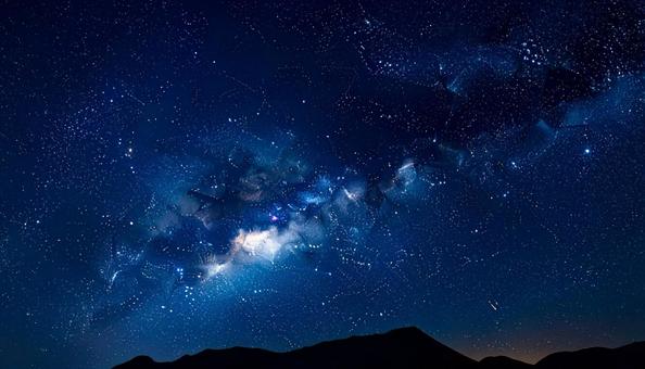 星が光る夜の幻想的な空の写真素材 星が光る夜の幻想的な空の写真素材の写真