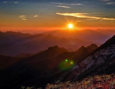 山から昇る朝日の風景3の写真