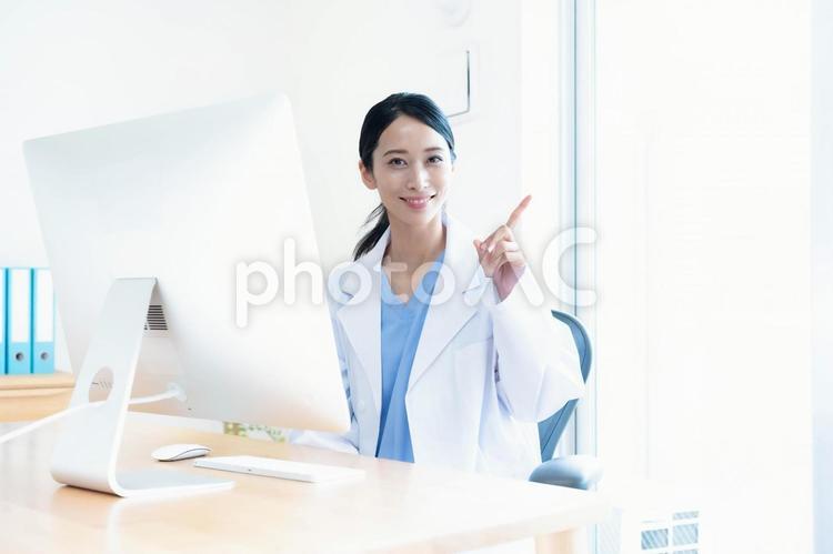 指差しをする女性医師 女医,医者,白衣の写真素材