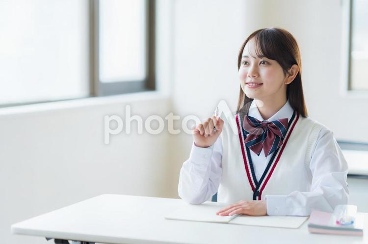 教室で勉強する学生 高校生,笑顔,学生の写真素材