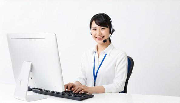 パソコン越しの笑顔のカスタマーサポート パソコン越しの笑顔のカスタマーサポートの写真