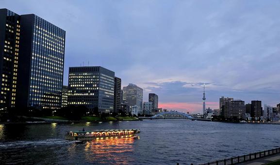 川沿いビル・屋形船 川沿いビル・屋形船 川,夜,灯りの写真素材