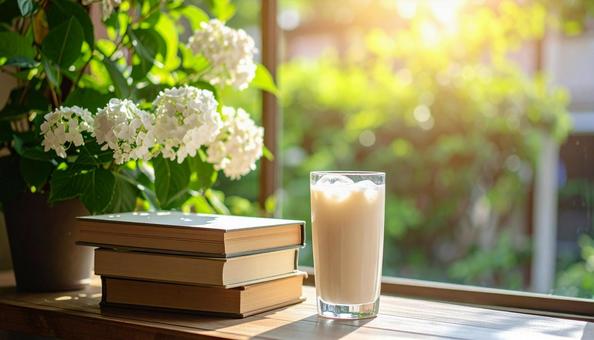 午後の光が差し込む喫茶店の窓辺の写真