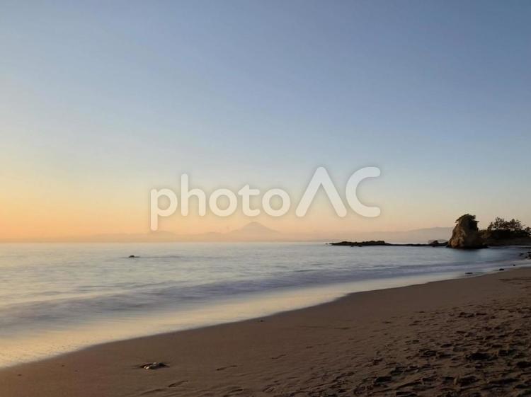 立石と秋谷海岸 日暮れ,水域,浜の写真素材