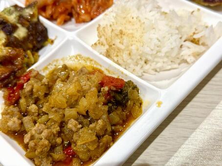 バイキングで盛り付けたガパオライス ガパオライス,ジャスミンライス,ひき肉の写真素材