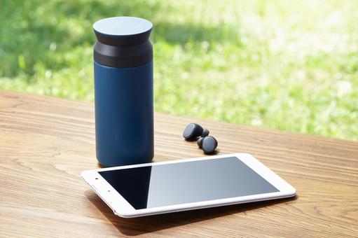 タブレット Bluetoothイヤホン タブレット Bluetoothイヤホン タブレット,イヤホン,テーブルの写真素材