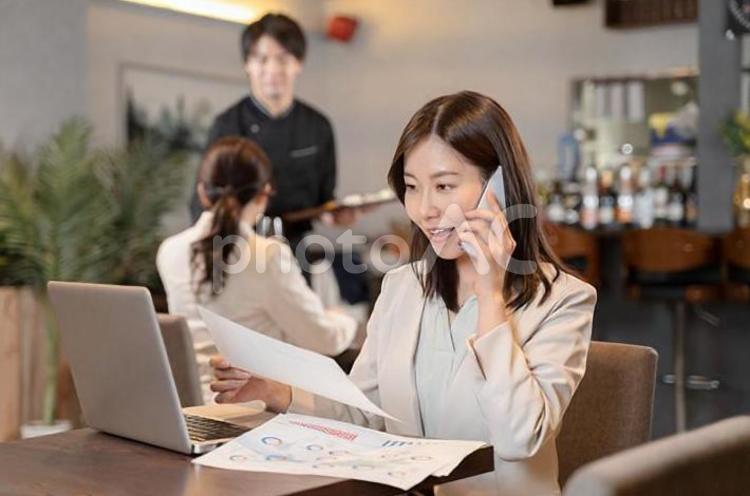 カフェでリモートワークをする女性 ビジネス,ビジネスウーマン,スマートフォンの写真素材