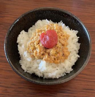 七分突きご飯に納豆とかつお梅の茶碗飯 七分突きご飯に納豆とかつお梅の茶碗飯の写真