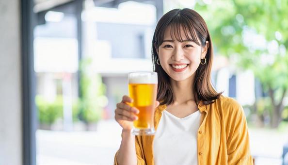 ビールを飲む若くて可愛い女性ポートレートの写真