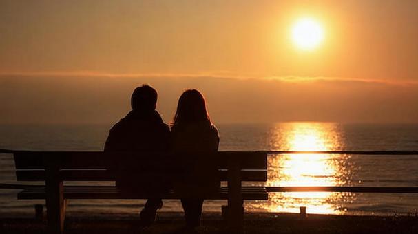 夕陽を眺めるふたり 夕陽を眺めるふたりの写真