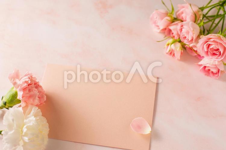 母の日イメージ　ピンクの薔薇、カーネーションを手紙に添えて 母の日,手紙,カードの写真素材