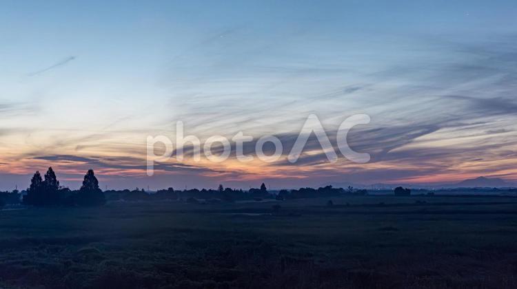 日の出前の風景 早朝,マジックアワー,日の出前の写真素材