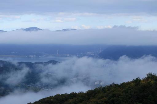 五老ヶ岳公園から見た京都府舞鶴湾の雲海 五老ヶ岳公園から見た京都府舞鶴湾の雲海 雲海,舞鶴湾,京都府の写真素材