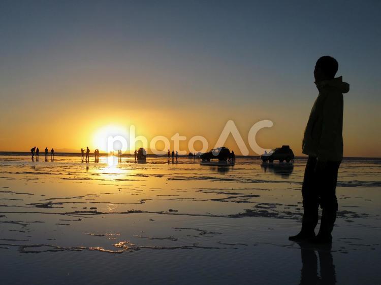 ボリビア　ウユニ塩湖の写真 ウユニ塩湖,夕焼け,影の写真素材