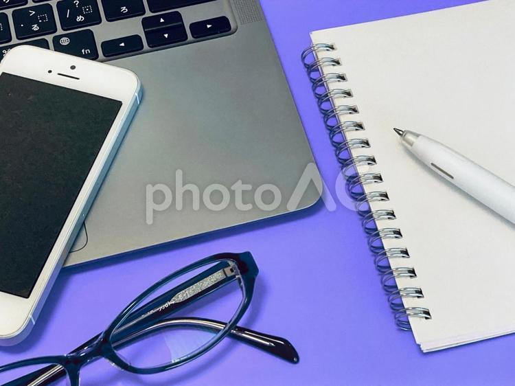 ビジネスアイテム（パープル背景） パソコン,スマホ,ノートの写真素材