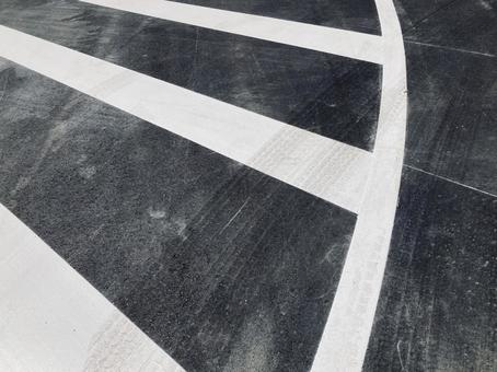 真新しい白線と道路 真新しい白線と道路の写真