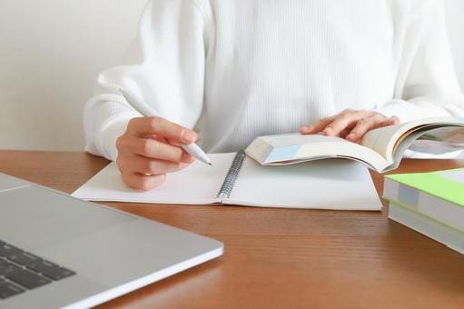 勉強をする学生 勉強,学生,学習の写真素材