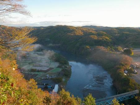 川から雲が発生している様子 雲海,山頂の景色,朝日の写真素材