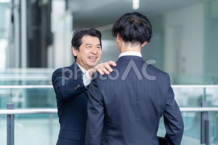オフィスで打ち合わせをするビジネスマン ビジネス,会議,ビジネスマンの写真素材
