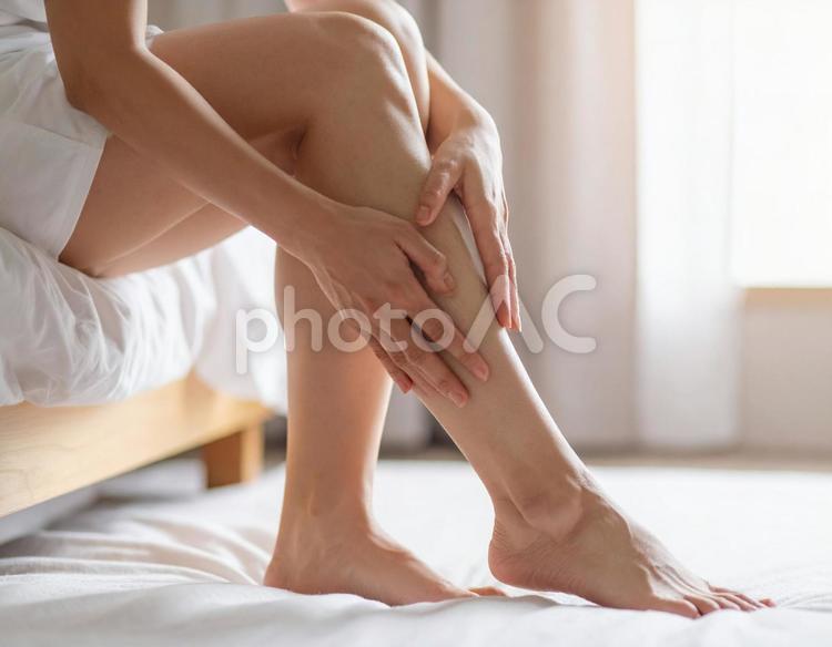 正座のあと、痺れた足をさする女性 正座,女性,麻痺の写真素材
