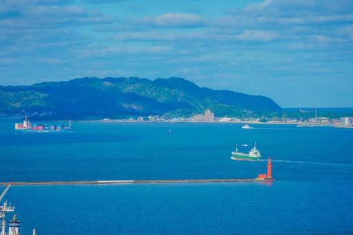 港の大型船と施設 港の大型船と施設の写真