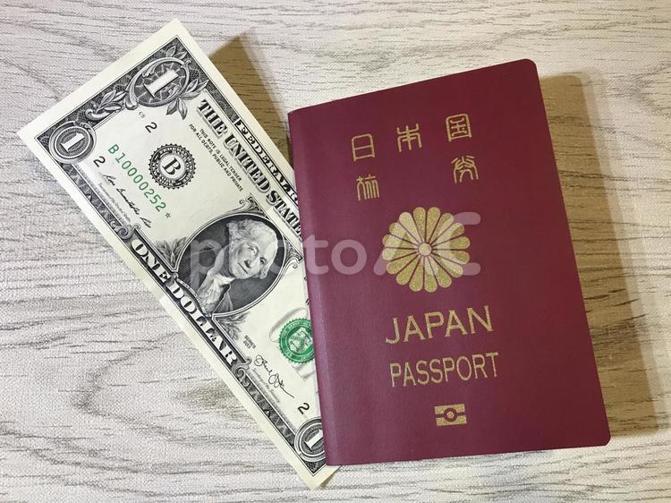 テーブルの上のアメリカのお金とパスポート パスポート,両替,アメリカの写真素材