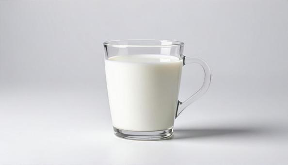白い背景にグラスに入った牛乳 白い背景にグラスに入った牛乳の写真