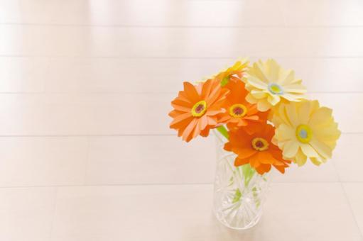 オレンジ系の折り紙で作ったガーベラの花 オレンジ系の折り紙で作ったガーベラの花 折り紙,花,ナチュラルの写真素材