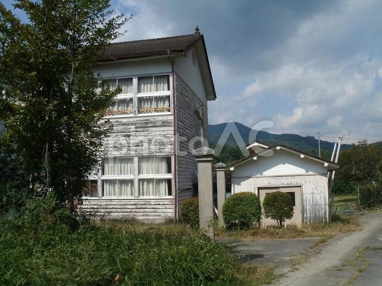 廃校・木造校舎「入須川小学校」校門 入須川小学校,木造校舎,廃校の写真素材