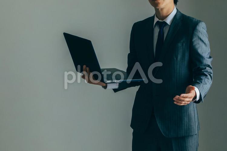 商談をするビジネスマン スタジオ撮影,セールスマン,スマホの写真素材