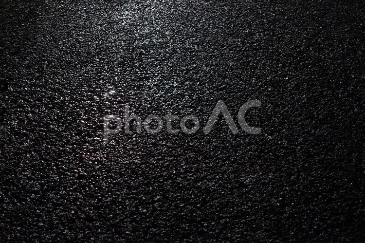 夜の雨に濡れたアスファルト　背景画像 アスファルト,夜,雨上がりの写真素材