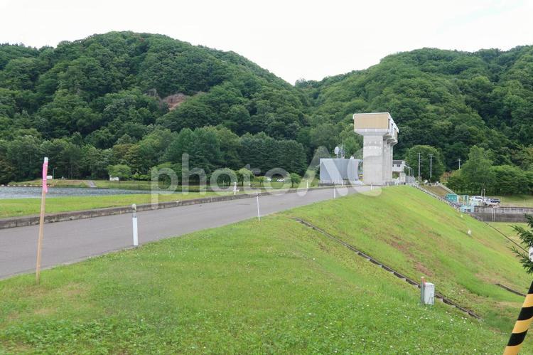夏の屈足ダム　天端 ダム,屈足ダム,フィルダムの写真素材
