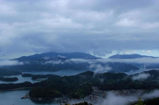 五老ヶ岳公園から見た京都府舞鶴湾の雲海 五老ヶ岳公園から見た京都府舞鶴湾の雲海の写真